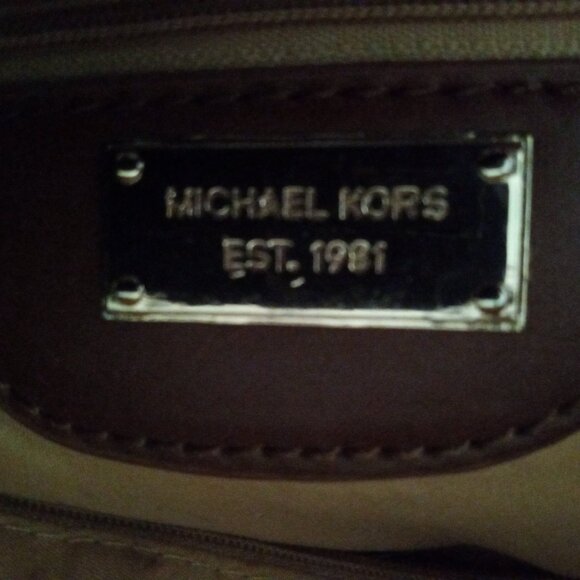 Micheal  Kores Purse please read.Final price pls can' tafford any more discount - Picture 9 of 16